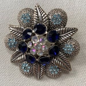 Beautiful silvertone flower motif rhinestone brooch pin
